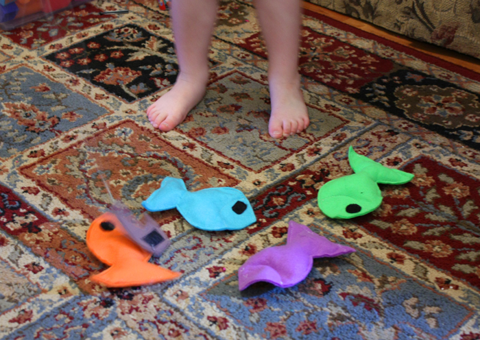 http://cottonridgehomeschool.com/wp-content/uploads/2012/11/Sapucha-Felt-Fishing-Game-2.jpg